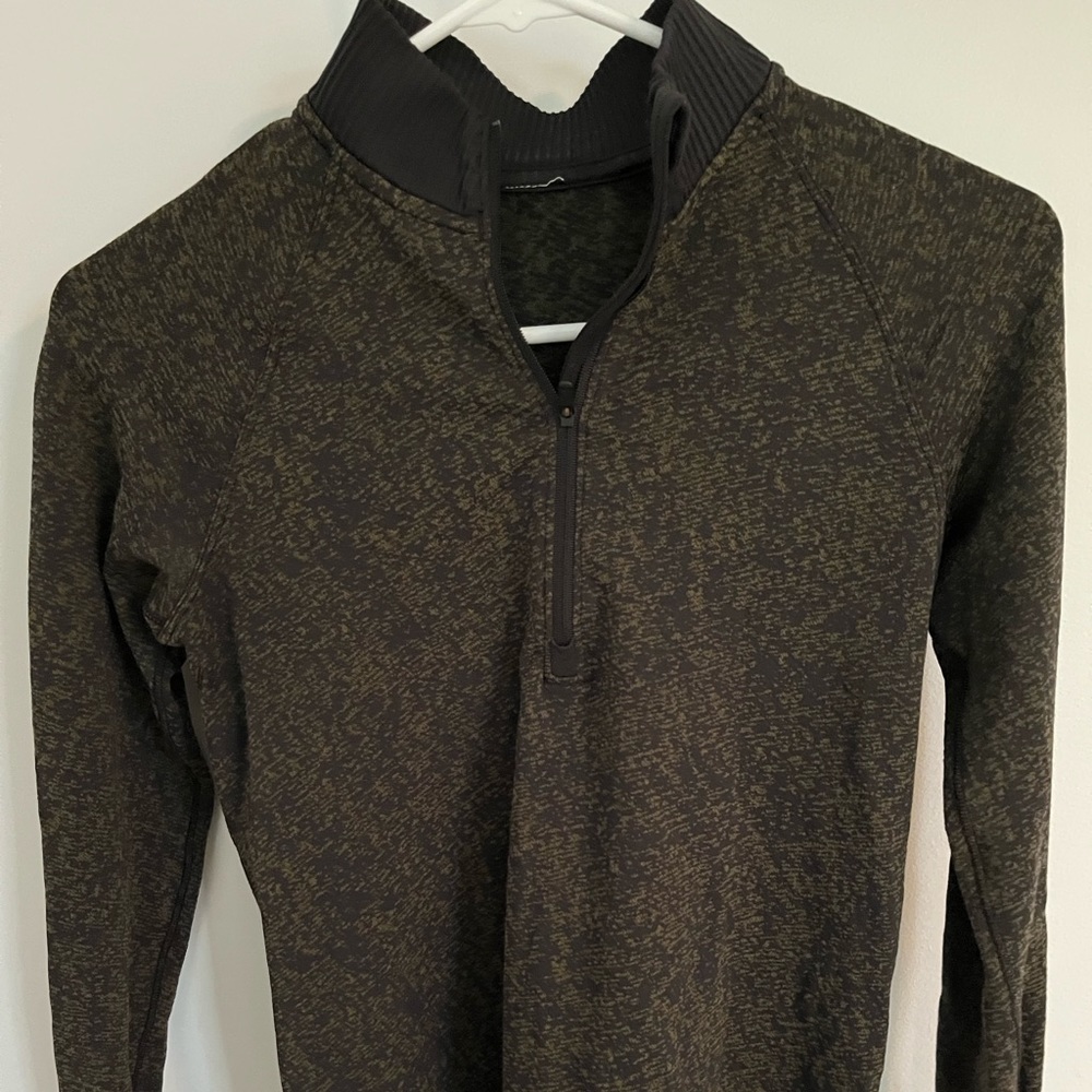 Lululemon size 4 half zip pullover with thumb loops